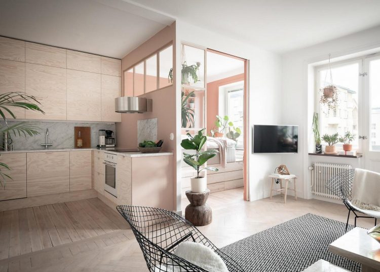 Pasztell színek, fa felületek, tárolóhely az ágy alatt: stílusos 48m2-es lakás jól szervezett térrel