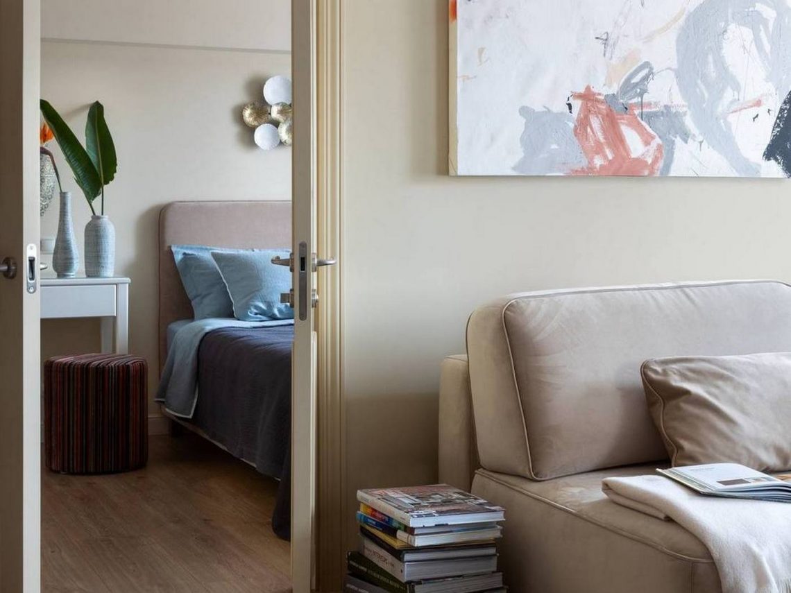 Stílusos berendezés krém, homok, gyöngyház semleges árnyalataival, régi mennyezeti gerendákból látványelem 53m2-en