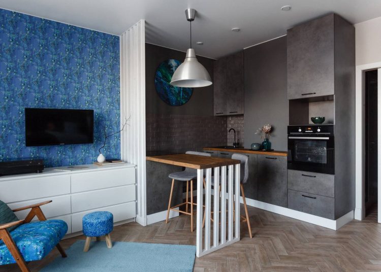Színes, kreatív lakberendezés 28m2-en, kék, szürke és fehér kombinációjával, természetes anyagokkal