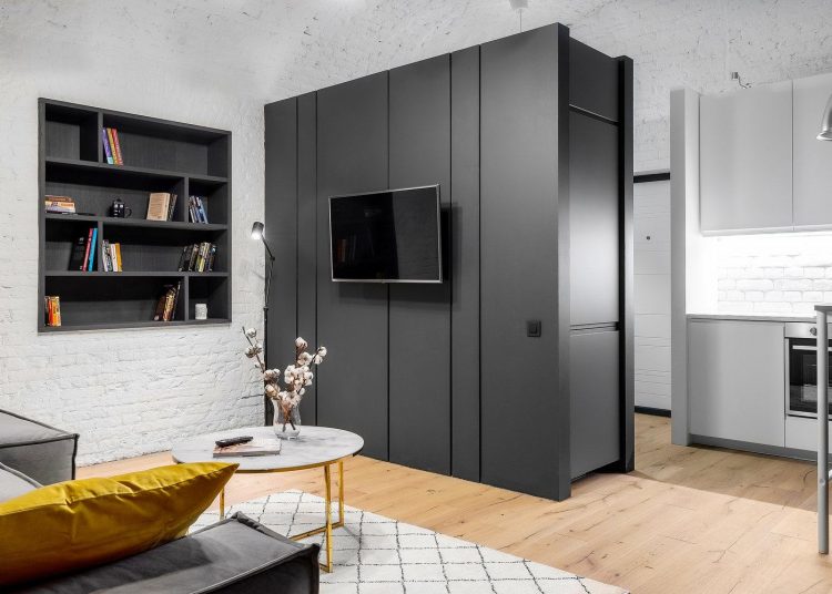 Fehérre és szürkére festett téglafalak, új, modern berendezés IKEA bútorokkal 43m2-en