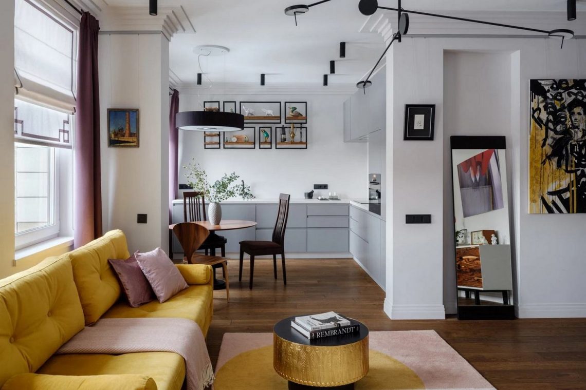 Fiatal nő új építésű lakása sok ablakkal, egy íves sarokkal, érdekes részletekkel - modern, világos berendezés 58m2-en