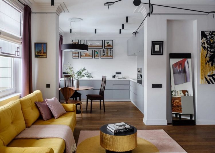 Fiatal nő új építésű lakása sok ablakkal, egy íves sarokkal, érdekes részletekkel - modern, világos berendezés 58m2-en