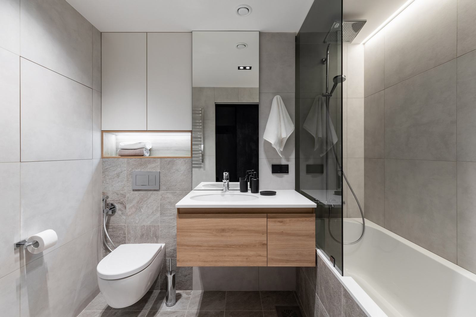 Fürdőszoba körül körbejárhatóan berendezett terek - férfi 57m2-es modern stílusú otthona