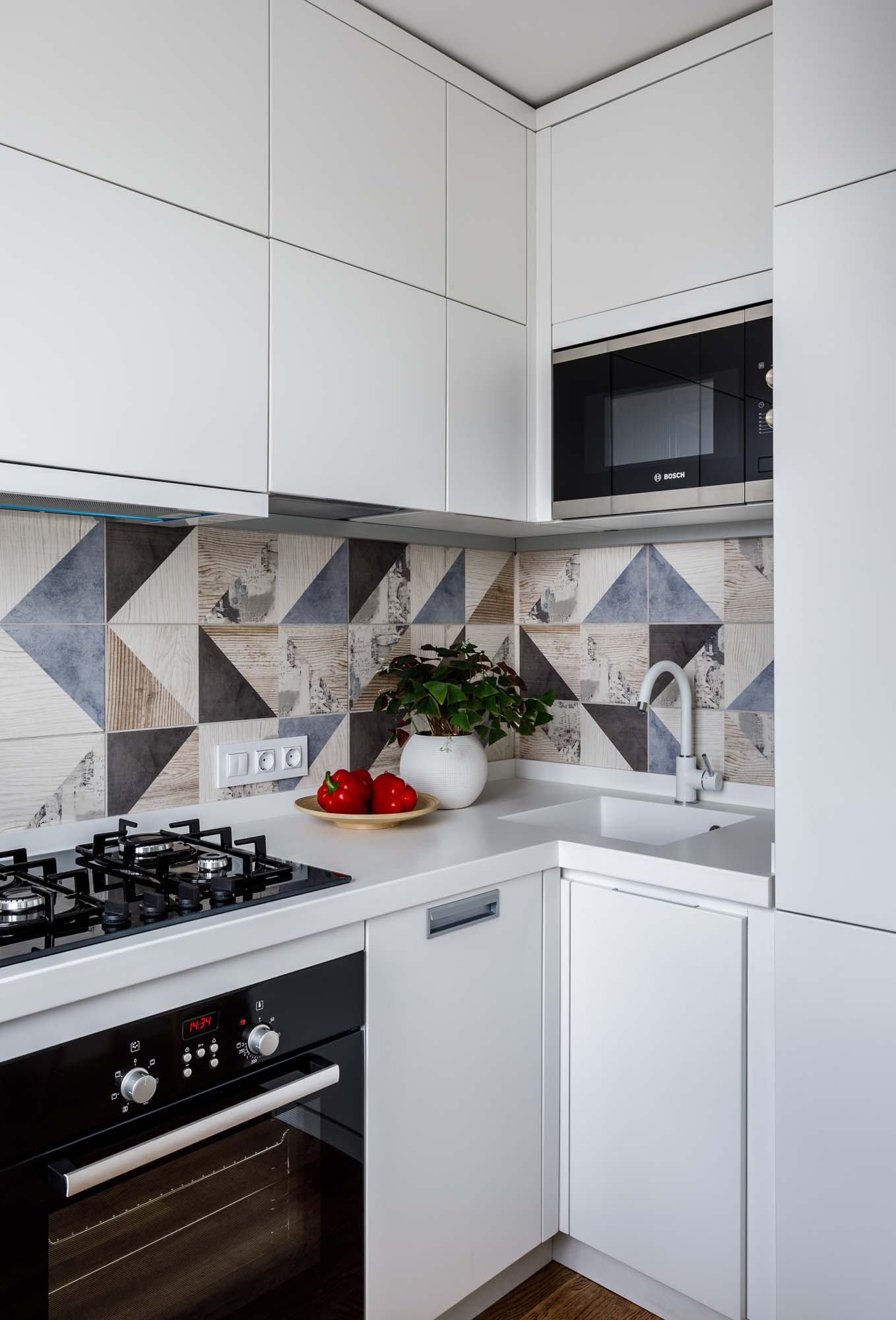 Kis panellakás felújítása és modern berendezése a meglévő elosztás megváltoztatása nélkül, fiatal nő 32m2-es otthona Kis panellakás felújítása és modern berendezése a meglévő elosztás megváltoztatása nélkül, fiatal nő 32m2-es otthona