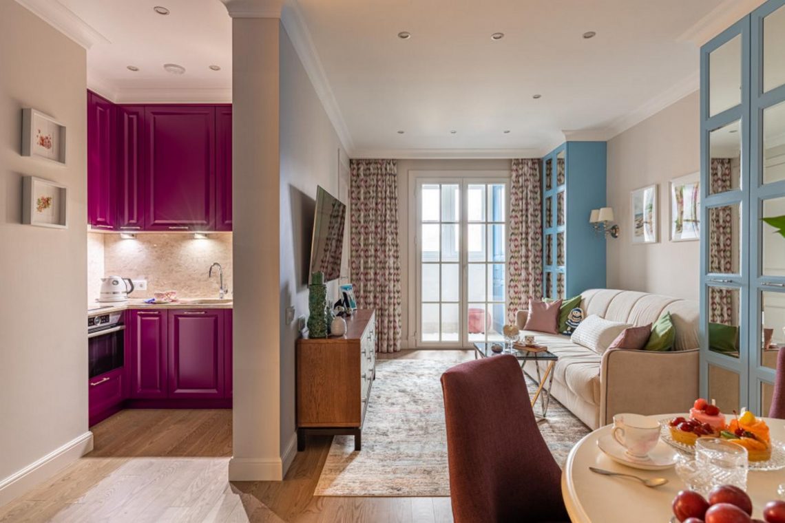 Lila konyha, bézs és világoskék színek - fiatal hölgy 46m2-es otthona gardróbbal a beépített erkélyen