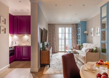 Lila konyha, bézs és világoskék színek - fiatal hölgy 46m2-es otthona gardróbbal a beépített erkélyen