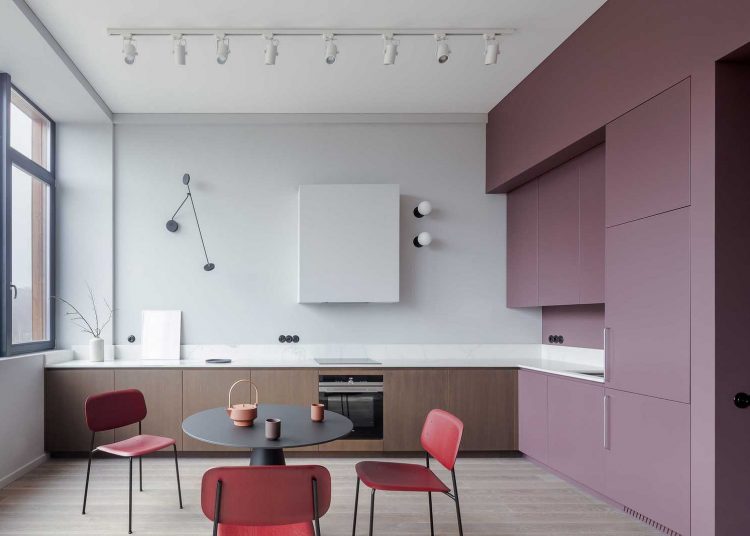 Minimál stílusú konyha pasztell lila és fa bútor frontokkal, fehér márvány munkalappal