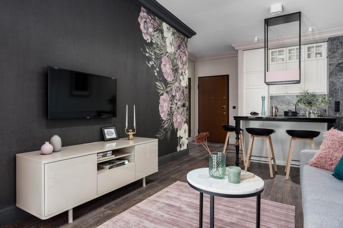 Nőies, elegáns lakberendezés 40m2-en, nagy virágmintás tapéta és visszafogott, lágy pink árnyalatok