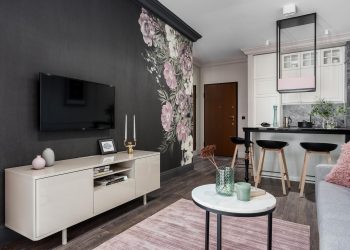 Nőies, elegáns lakberendezés 40m2-en, nagy virágmintás tapéta és visszafogott, lágy pink árnyalatok