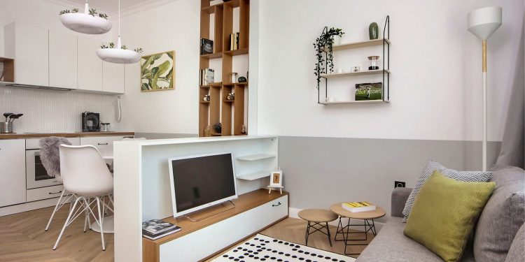 Praktikus alacsony bútorral két zónára osztott nappali, világos, harmonikus, könnyű berendezés 40m2-en
