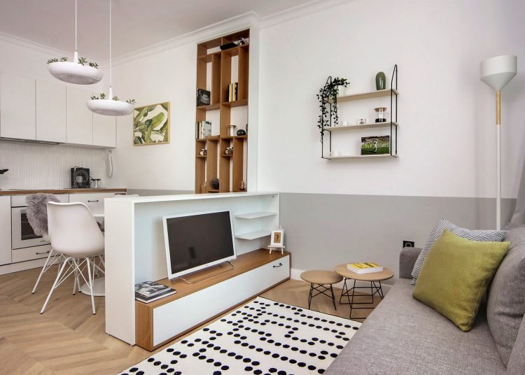 Praktikus alacsony bútorral két zónára osztott nappali, világos, harmonikus, könnyű berendezés 40m2-en