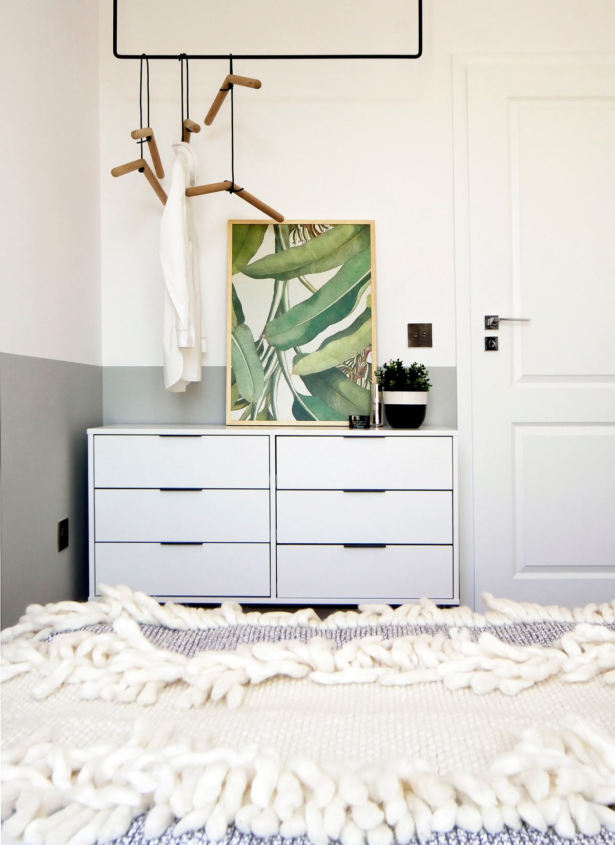 Praktikus alacsony bútorral két zónára osztott nappali, világos, harmonikus, könnyű berendezés 40m2-en