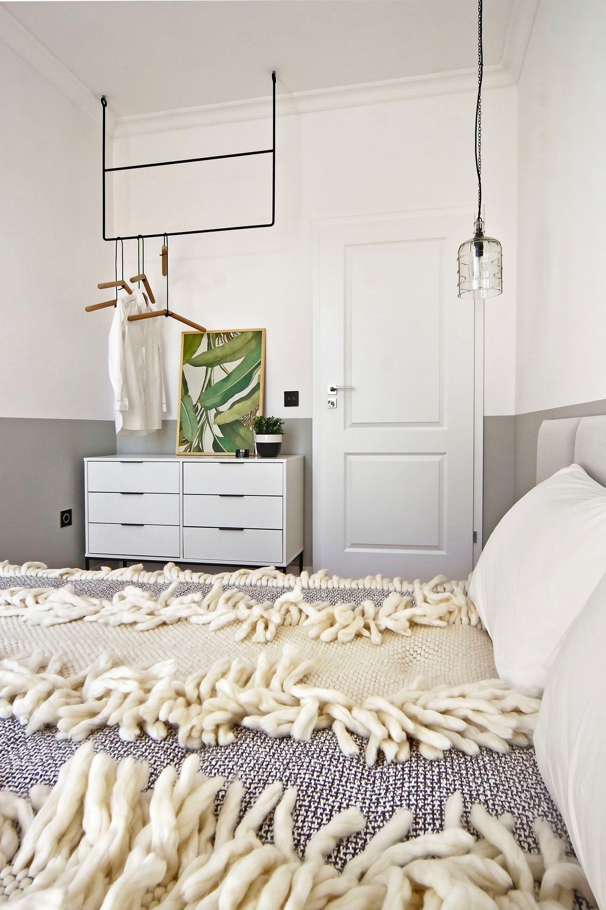 Praktikus alacsony bútorral két zónára osztott nappali, világos, harmonikus, könnyű berendezés 40m2-en