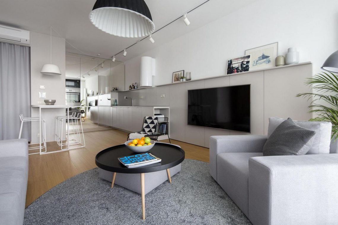 Tükör konyha front, egyedi TV fal, széles fa tolóajtó - az eredeti elrendezés gyengeségeinek javítása 59m2-en