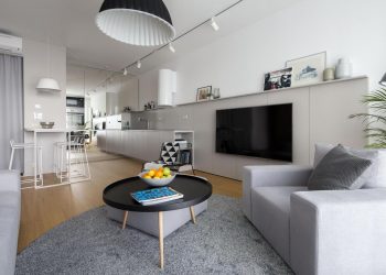 Tükör konyha front, egyedi TV fal, széles fa tolóajtó - az eredeti elrendezés gyengeségeinek javítása 59m2-en