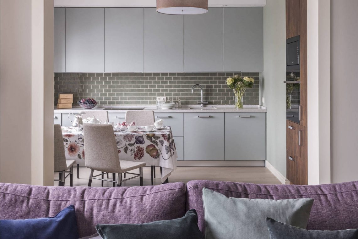 Visszafogott, nyugodt színek középkorú házaspár háromszobás lakásában - lila, zöld, szürke, kék és mintás tapéták