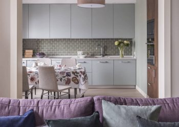 Visszafogott, nyugodt színek középkorú házaspár háromszobás lakásában - lila, zöld, szürke, kék és mintás tapéták