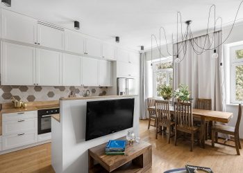 3 funkció egy térben 60m2-es lakásban - nappali, konyha és étkező alacsony fal köré rendezve