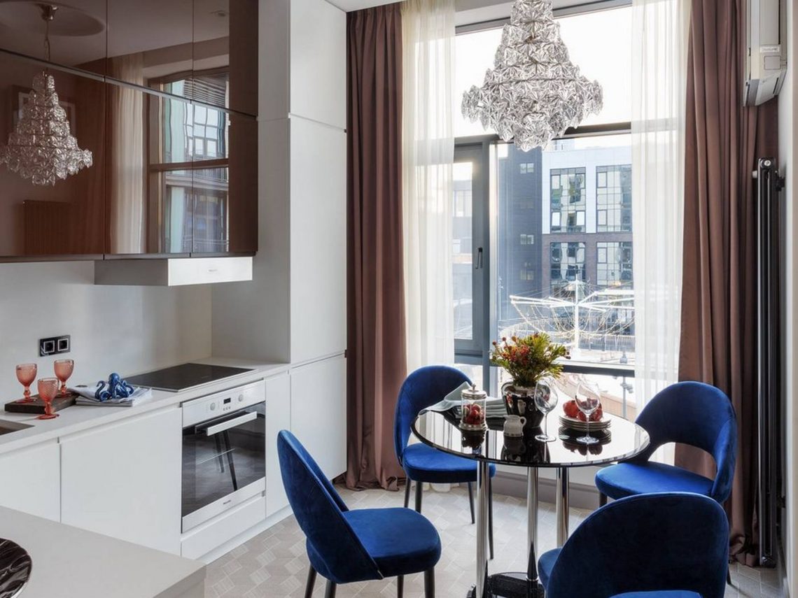 Fényes csokoládébarna és fehér konyha fiatal férfi 40m2-es lakásában, igényes, ízléses berendezés