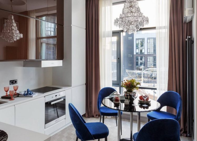 Fényes csokoládébarna és fehér konyha fiatal férfi 40m2-es lakásában, igényes, ízléses berendezés