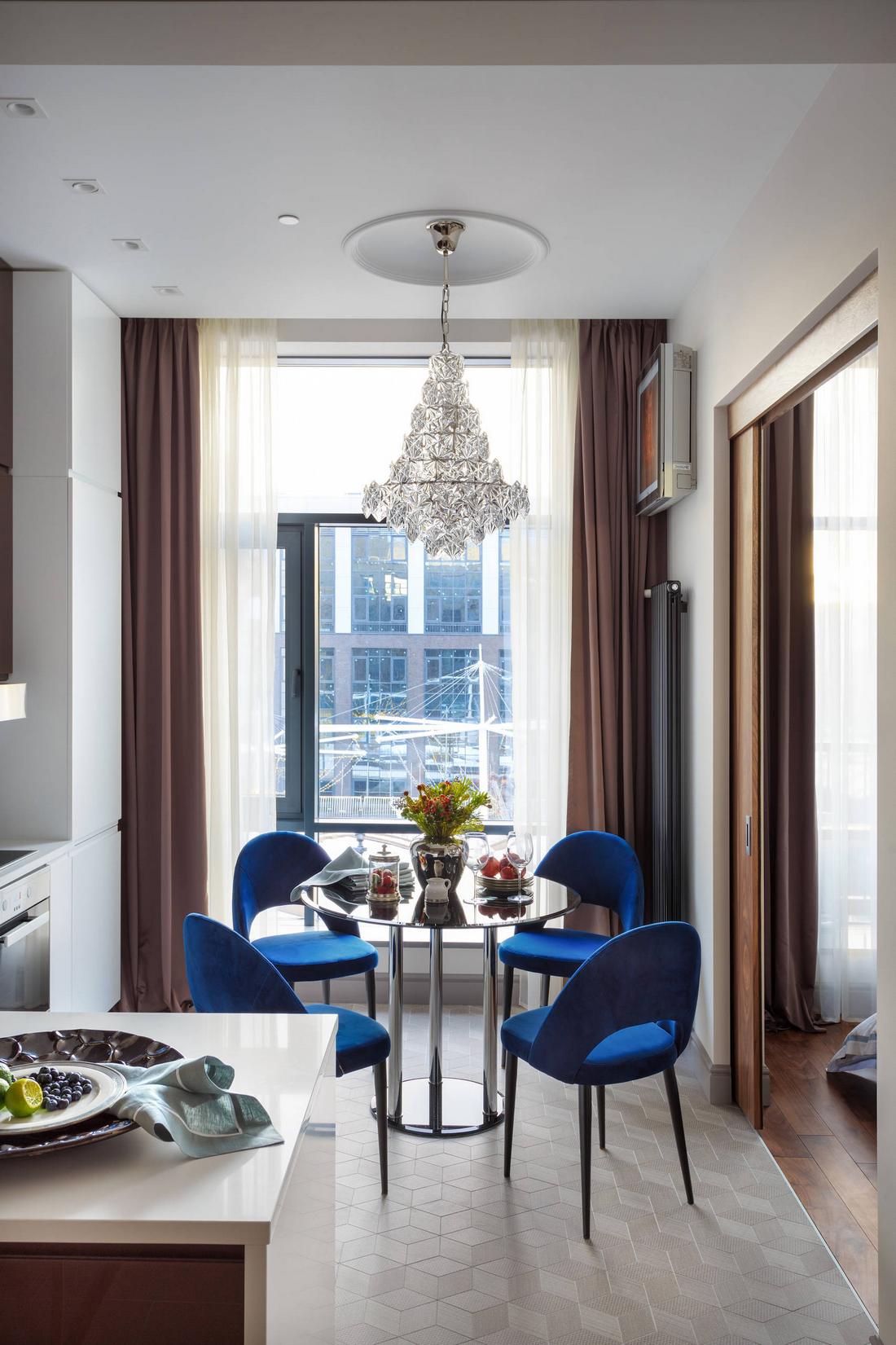 Fényes csokoládébarna és fehér konyha fiatal férfi 40m2-es lakásában, igényes, ízléses berendezés Fényes csokoládébarna és fehér konyha fiatal férfi 40m2-es lakásában, igényes, ízléses berendezés