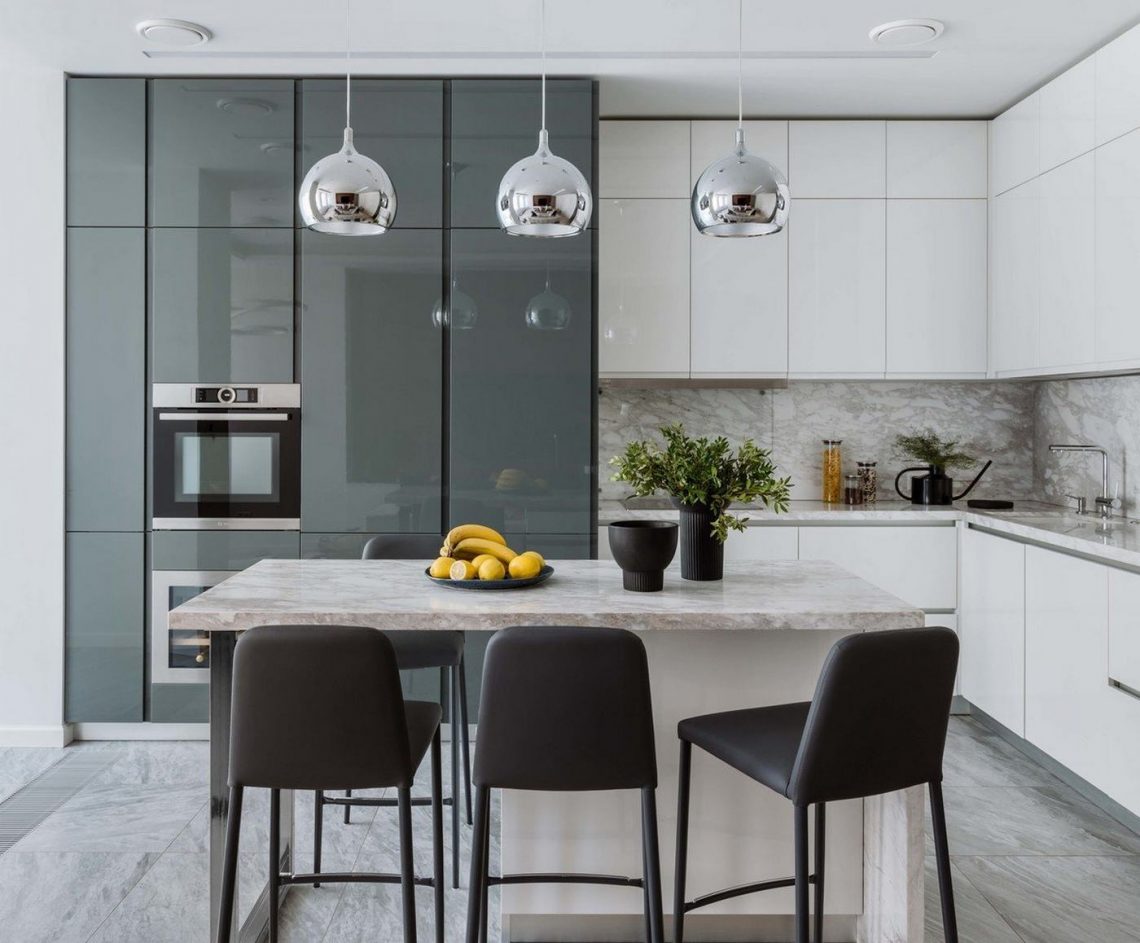 Fényes szürke-fehér konyha, TV fal fa panelekkel, letisztult terek - négyfős család modern otthona 115m2-en