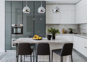 Fényes szürke-fehér konyha, TV fal fa panelekkel, letisztult terek - négyfős család modern otthona 115m2-en