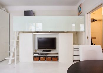 Galéria és TV fal egyben, minimalista stílusban - kis lakás egy szobája fehér dekorációval