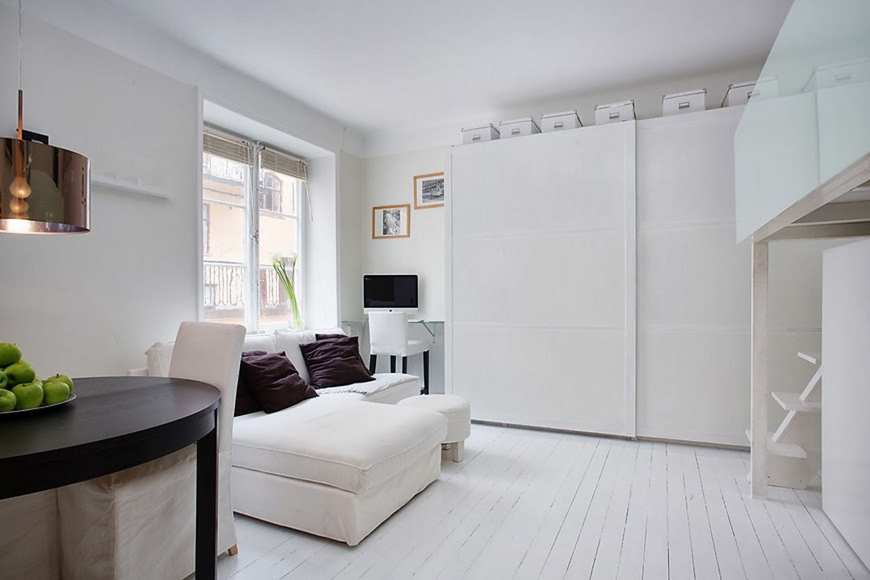 Galéria és TV fal egyben, minimalista stílusban - kis lakás egy szobája fehér dekorációval