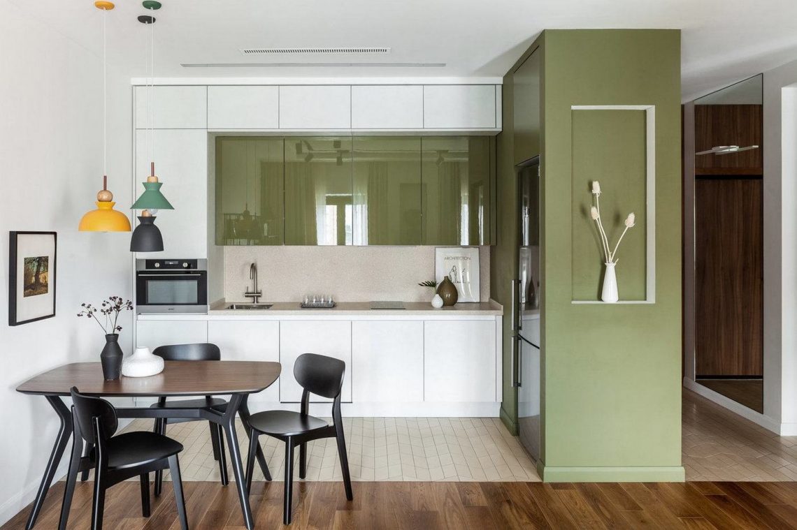 Két nyugodt szín - olívazöld és levendula - fával és fehérrel kombinálva kétszobás lakásban, 59m2