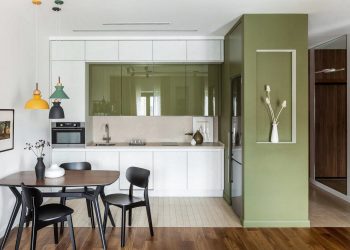 Két nyugodt szín - olívazöld és levendula - fával és fehérrel kombinálva kétszobás lakásban, 59m2