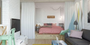 Külön hálószoba kis lakásban függönnyel határolva a zónát, ágy fa pódiumon fiókokkal