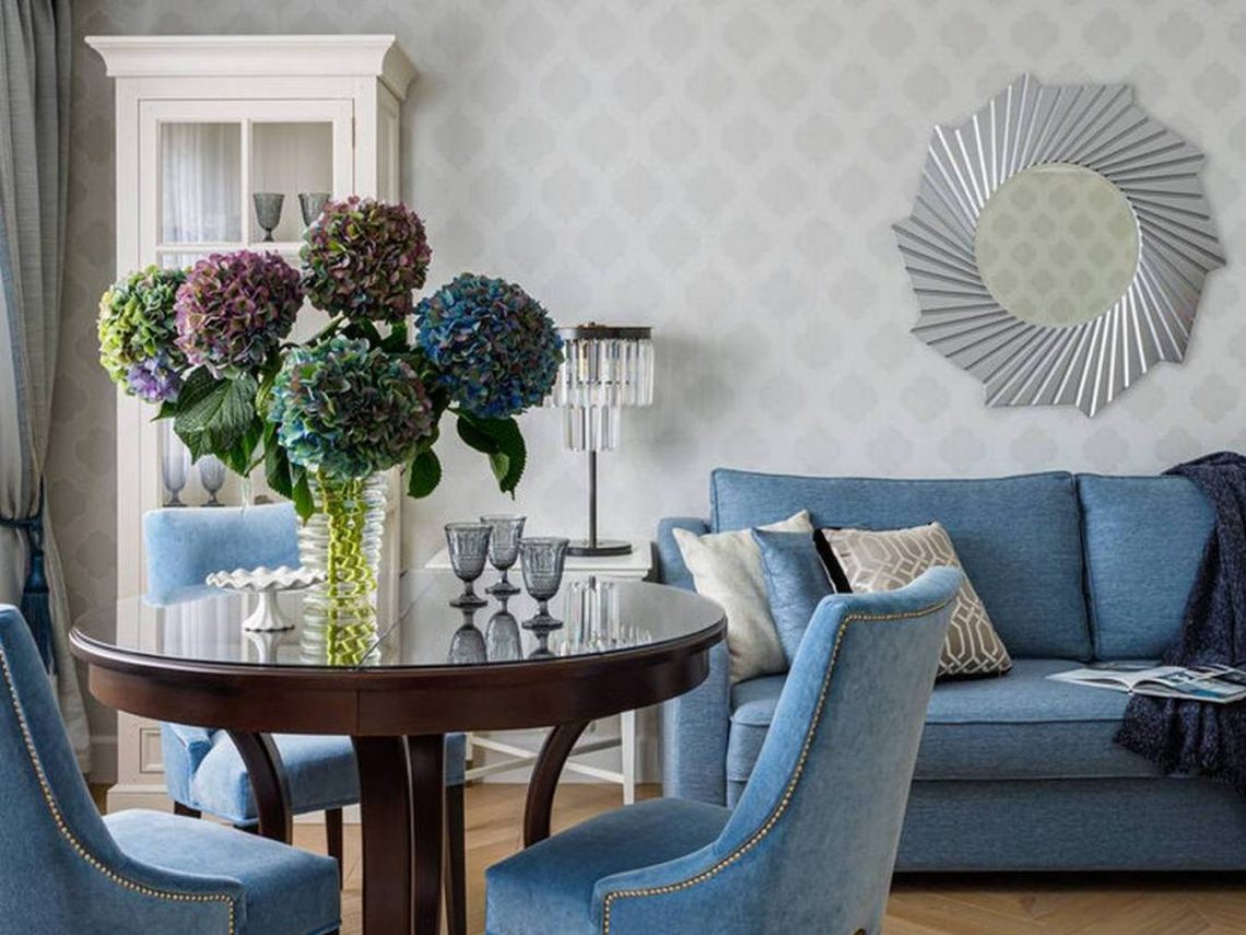 Lágy, nyugodt, egységes krém és kék színek, modern klasszikus berendezés 65m2-en