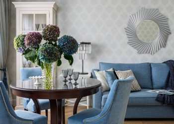 Lágy, nyugodt, egységes krém és kék színek, modern klasszikus berendezés 65m2-en