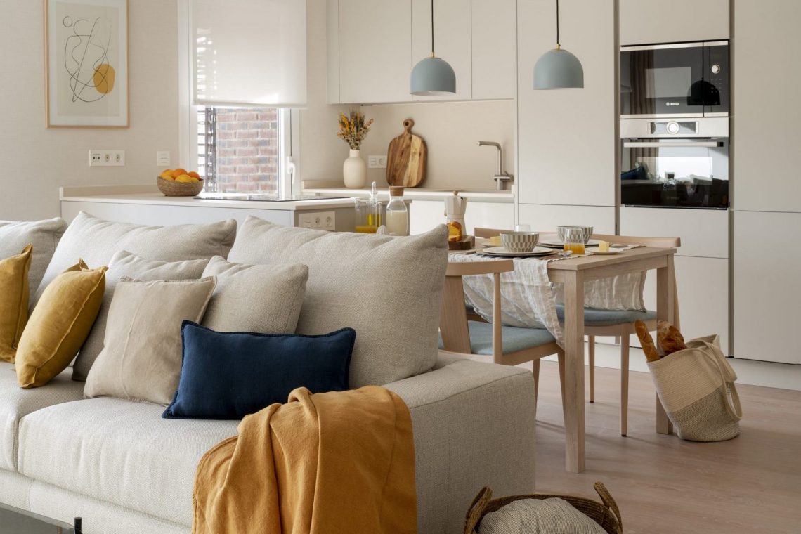 Lágy, világos színek, modern, természetes hangulatú, otthonos berendezés kétszobás lakásban