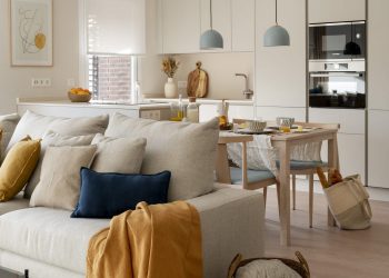 Lágy, világos színek, modern, természetes hangulatú, otthonos berendezés kétszobás lakásban