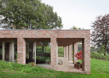 Lejtős telekre épült rejtőzködő családi ház zöldtetővel / Sloped Villa / Studio Okami Architecten  http://www.studiookami.com/