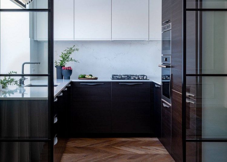 Letisztult, modern lakberendezés két gyermekkel, a 4 szobát és a tereket optimálisan elosztva