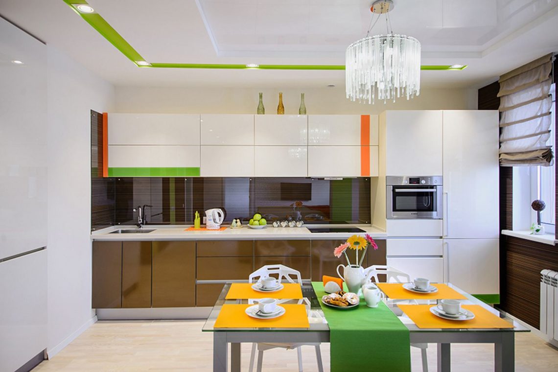 Magasfényű konyhabútor fehér és barna kombinációjával, narancssárga és zöld kiegészítő színekkel