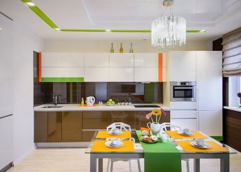 Magasfényű konyhabútor fehér és barna kombinációjával, narancssárga és zöld kiegészítő színekkel