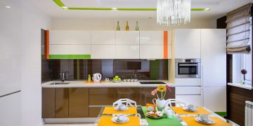 Magasfényű konyhabútor fehér és barna kombinációjával, narancssárga és zöld kiegészítő színekkel