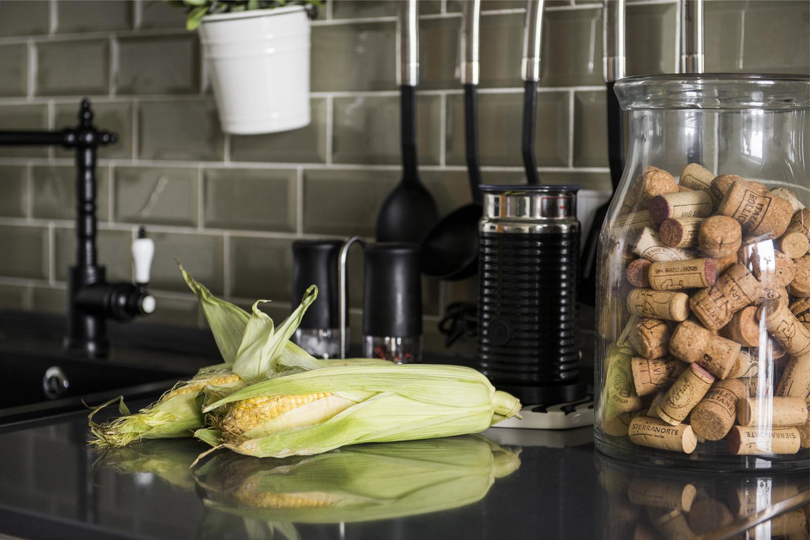 Otthonról dolgozó pár 73m2-es lakása IKEA bútorokkal ízlésesen berendezve, szép konyhával Otthonról dolgozó pár 73m2-es lakása IKEA bútorokkal ízlésesen berendezve, szép konyhával