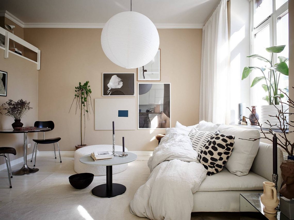 Tejeskávé és fehér - szép színkombináció és praktikus galéria gardróbbal 31m2-en