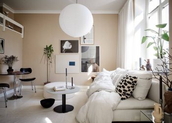 Tejeskávé és fehér - szép színkombináció és praktikus galéria gardróbbal 31m2-en