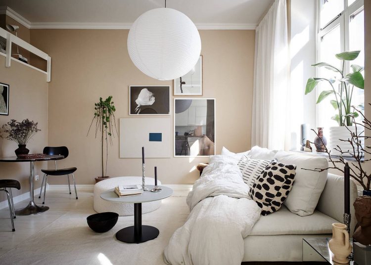 Tejeskávé és fehér - szép színkombináció és praktikus galéria gardróbbal 31m2-en