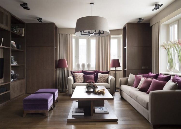 Természetes, visszafogott, ízléses lakberendezés nemes színekkel - lila, olíva, bézs és szép fa felületekkel