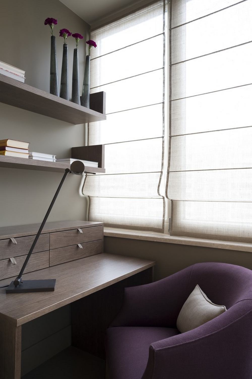 Természetes, visszafogott, ízléses lakberendezés nemes színekkel - lila, olíva, bézs és szép fa felületekkel Természetes, visszafogott, ízléses lakberendezés nemes színekkel - lila, olíva, bézs és szép fa felületekkel