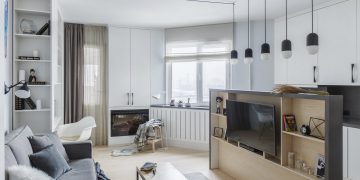 Új építésű kis lakás fehérbe öltöztetve - ötletes berendezés nem szabványos alaprajzzal