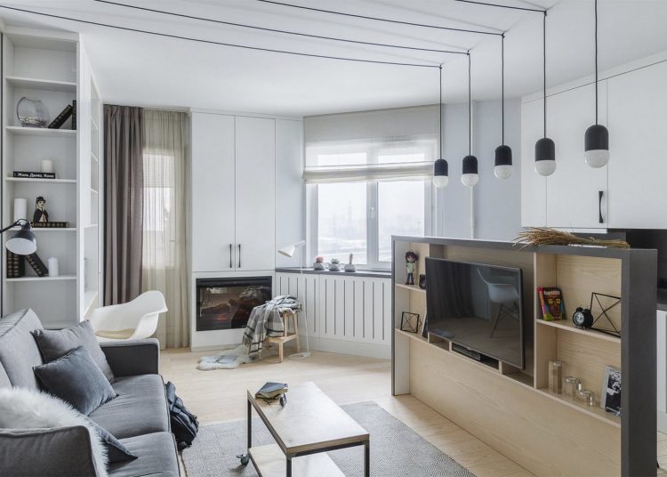 Új építésű kis lakás fehérbe öltöztetve - ötletes berendezés nem szabványos alaprajzzal