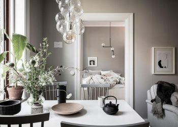 Bézs falak és elegáns sötétkék konyhabútor kétszobás lakásban - otthonosság és kényelem 41m2-en